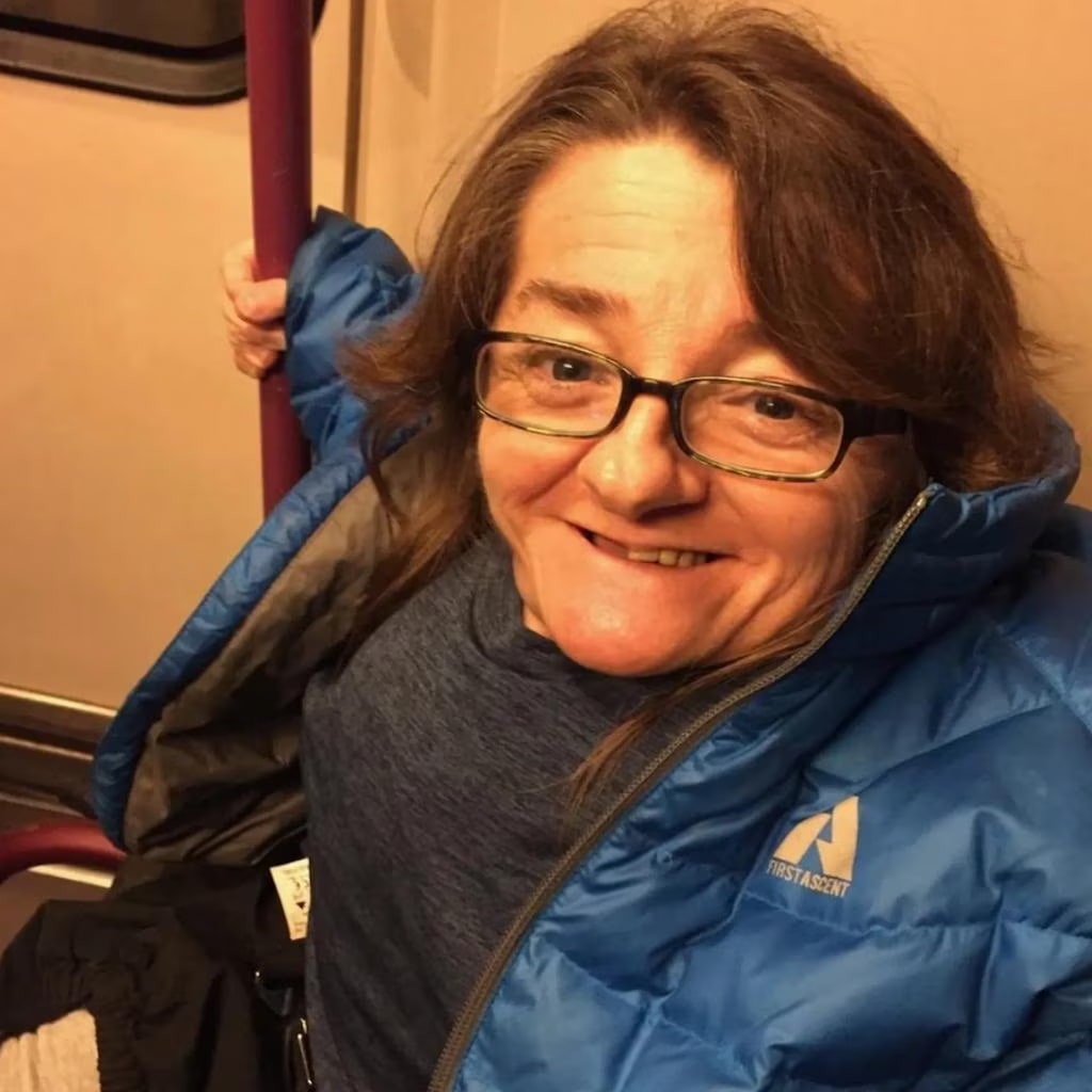 Melanie Watson, atriz da série Arnold, morre aos 57 anos 1 Melanie Watson, atriz da série Arnold, posa sorridente usando óculos e casaco azul em registro recente