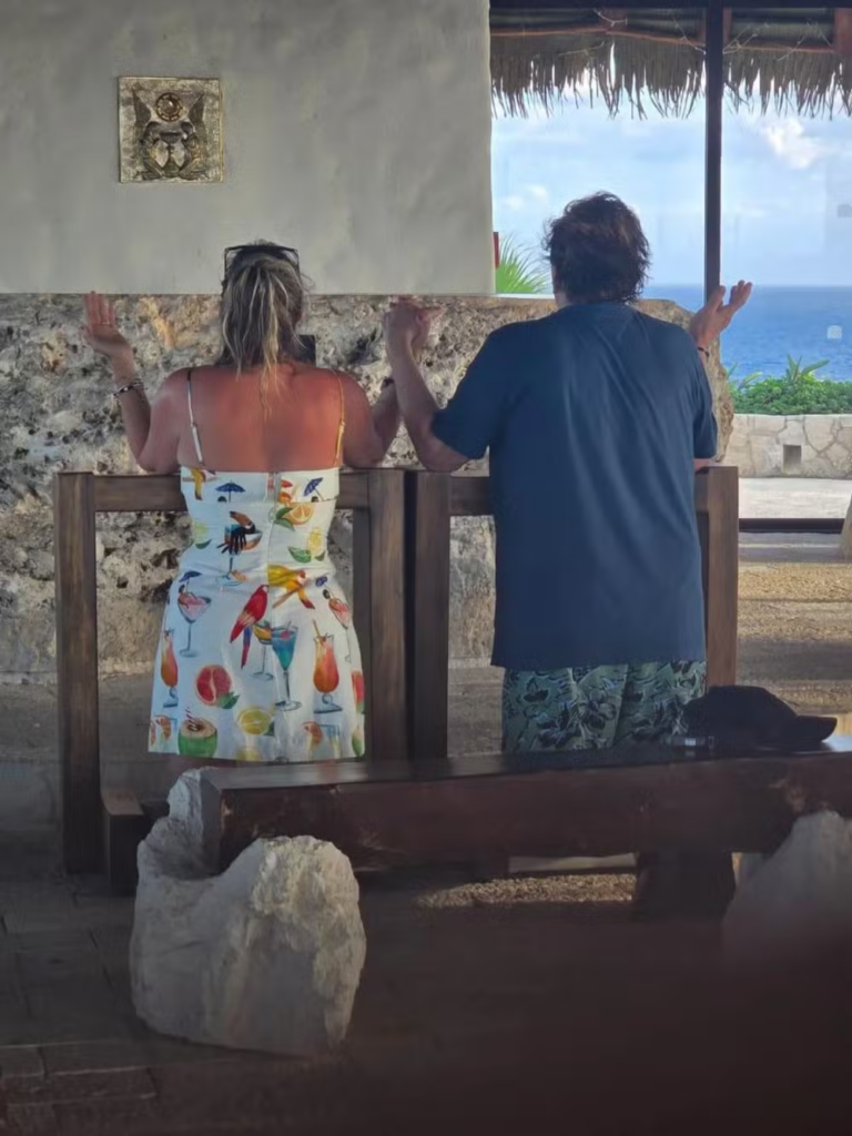 A sequência de fotos rapidamente recebeu uma enxurrada de comentários carinhosos dos fãs. Mensagens desejando bênçãos, amor e felicidade ao casal dominaram a publicação