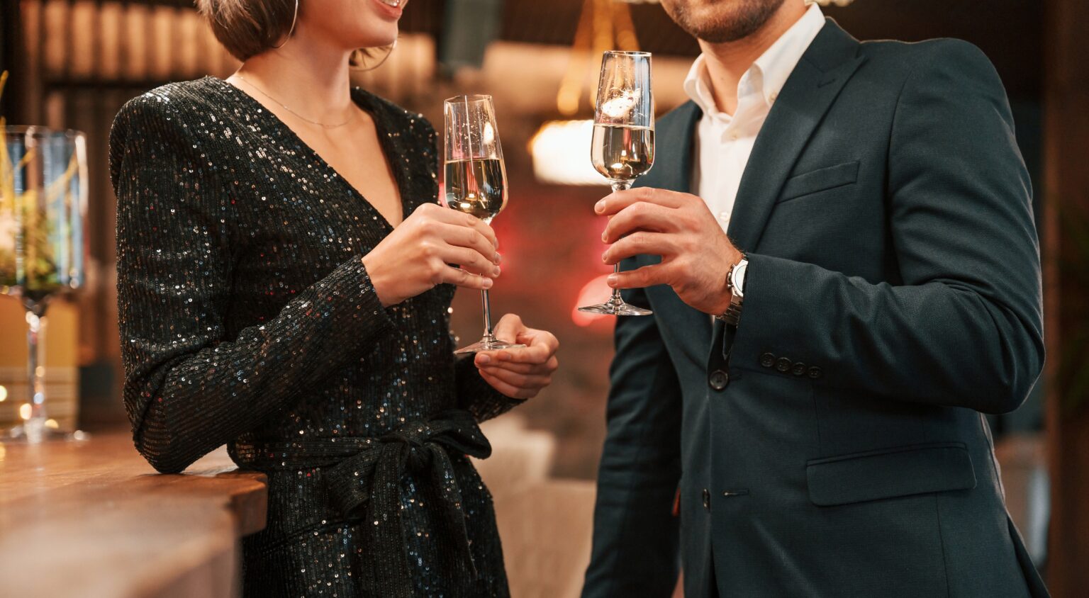 Preto no Ano Novo dá azar? Veja o que a cor realmente simboliza Homem e mulher brindam o Ano Novo usando roupas pretas, simbolizando elegância, poder e novos começos