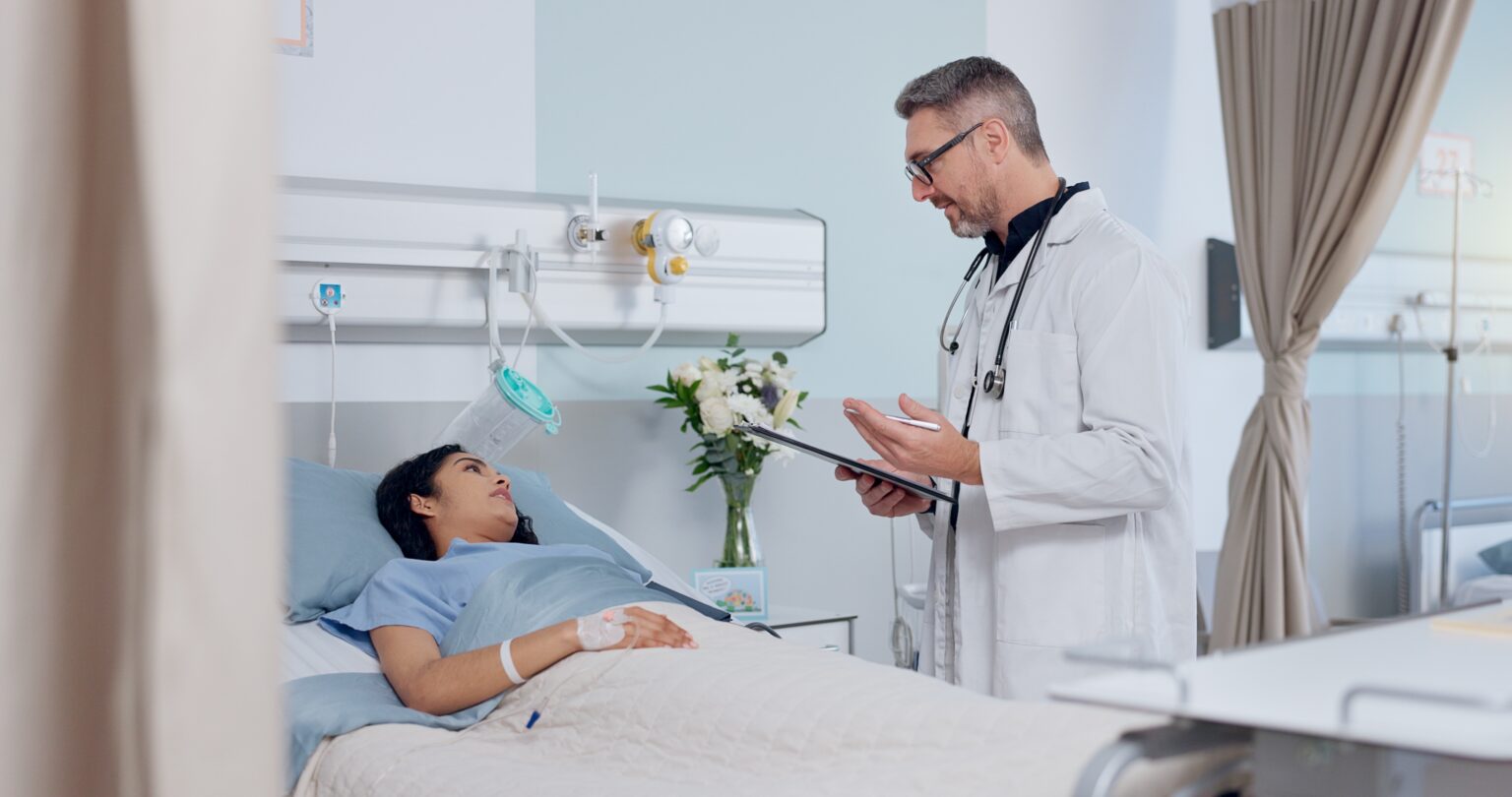 Casos de AVC em jovens aumentam e acendem alerta na saúde pública Médico conversa com paciente jovem internada em hospital, ilustrando o aumento de casos de AVC em jovens e a atenção da saúde pública.