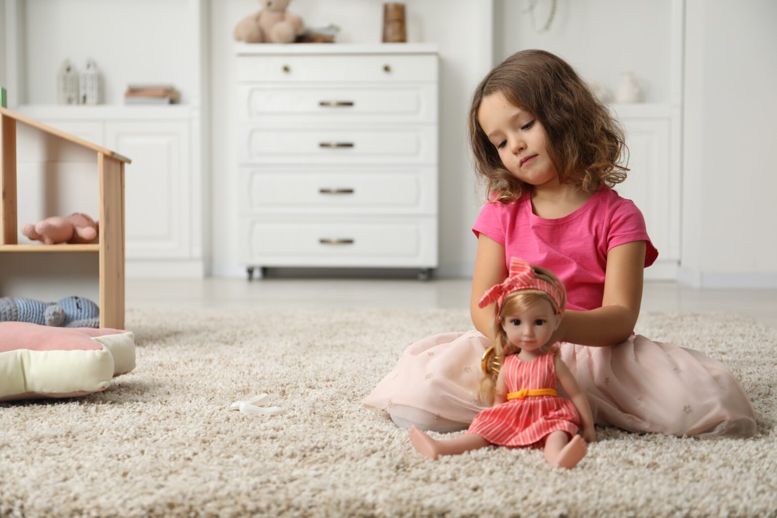 Menina brincando com boneca em um quarto infantil, representando delicadeza, imaginação e o charme clássico associado a nomes vintage femininos