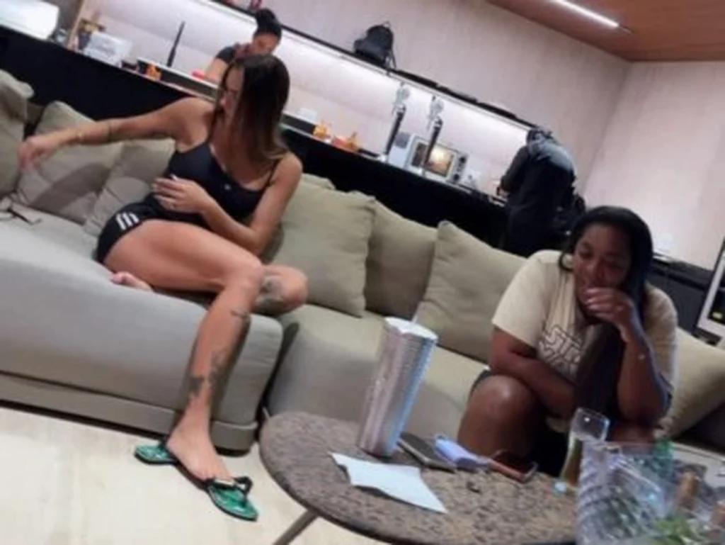 Tainá Militão “monitora” o marido, Éder Militão, por videochamada durante viagem ao Rio Tainá Militão “monitora” o marido, Éder Militão, por videochamada durante viagem ao Rio