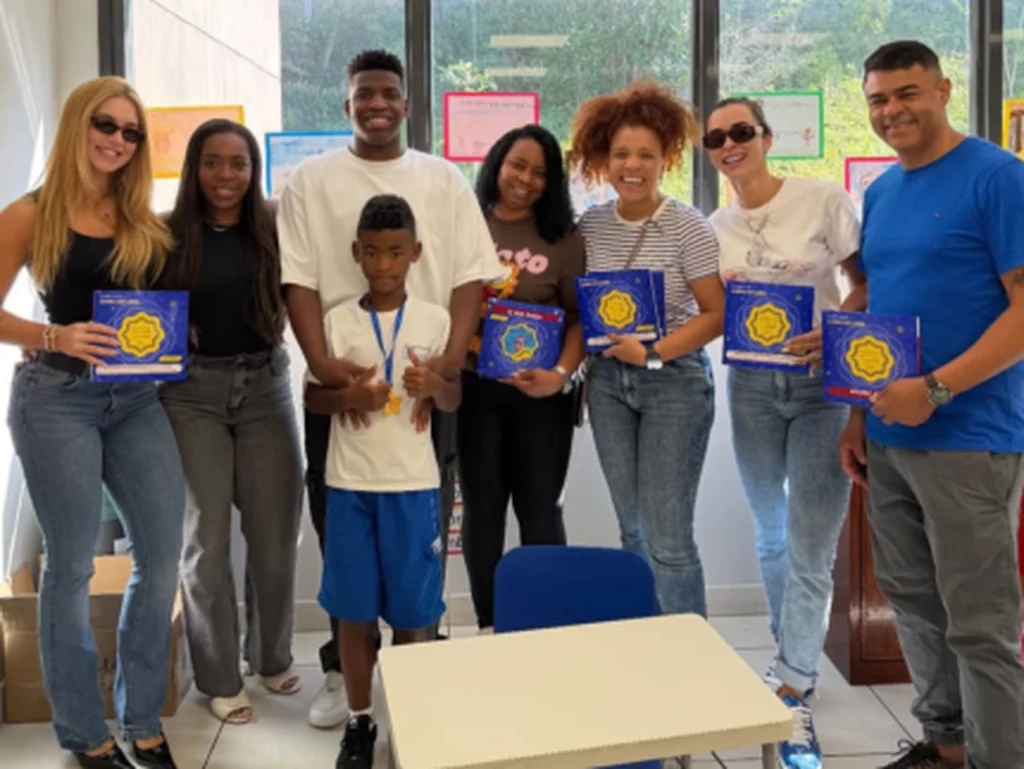 Virginia prestigia irmão de Vini Jr. em atividade da escola ao lado da família do craque Virginia prestigia irmão de Vini Jr. em atividade da escola ao lado da família do craque