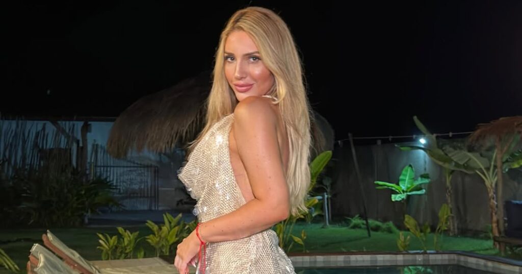 Amanda Meirelles posa de vestido brilhante durante evento noturno após novo visual chamar atenção nas redes sociais.