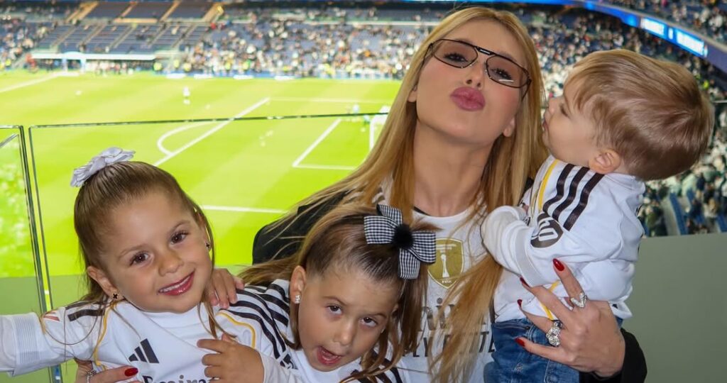 Virginia Fonseca posa com os filhos no estádio Santiago Bernabéu, em Madri, durante jogo do Real Madrid para torcer por Vini Jr.