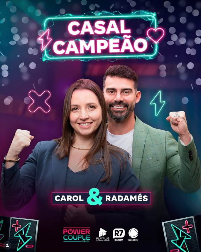 Quem venceu os realities em 2025? Relembre os campeões do ano na TV 9 Radamés Martins e Caroline Furlan aparecem sorridentes com punhos erguidos em arte de divulgação como casal campeão do Power Couple Brasil, com destaque para o título “Casal Campeão”.