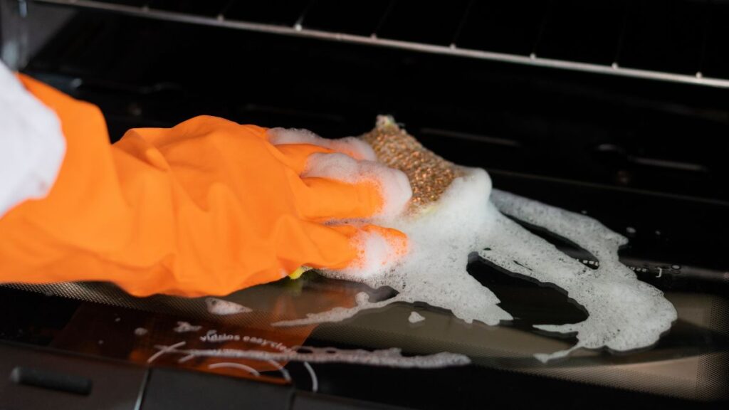 Conheça o jeito mais fácil de limpar o forno do fogão usando bicarbonato Conheça o jeito mais fácil de limpar o forno do fogão usando bicarbonato