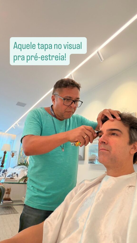 Tadeu Schmidt aparece de visual renovado e aquece a pré-estreia do BBB 26; confira 1 Tadeu Schmidt no barbeiro se preparando para o BBB 26
