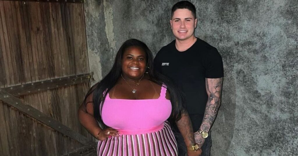 Jojo Todynho e Lucas Souza posam juntos para foto