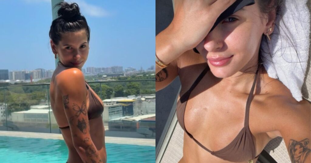 Ana Castela, mulher jovem de pele morena clara aparece em duas fotos ao ar livre, usando biquíni marrom. Em uma imagem, posa de perfil à beira de uma piscina com paisagem urbana ao fundo; na outra, está deitada ao sol, parcialmente coberta por uma toalha, com tatuagens visíveis no braço.