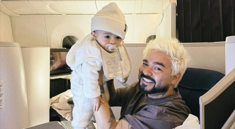 Yudi Tamashiro encara 32 horas de voo com o filho em mudança definitiva para o Japão Yudi Tamashiro aparece sorridente dentro de um avião segurando o filho bebê no colo durante a longa viagem rumo ao Japão