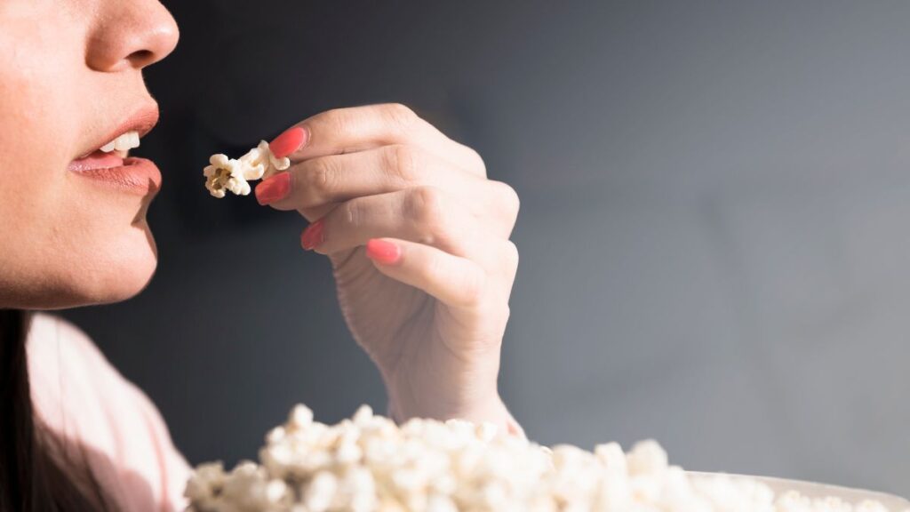 Não é sal nem manteiga: o truque que deixa pipoca melhor que a do cinema