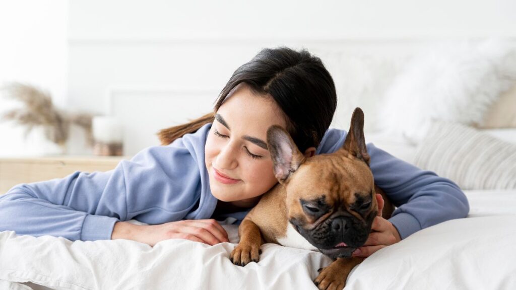 O que significa dormir com o pet na cama, segundo a psicologia