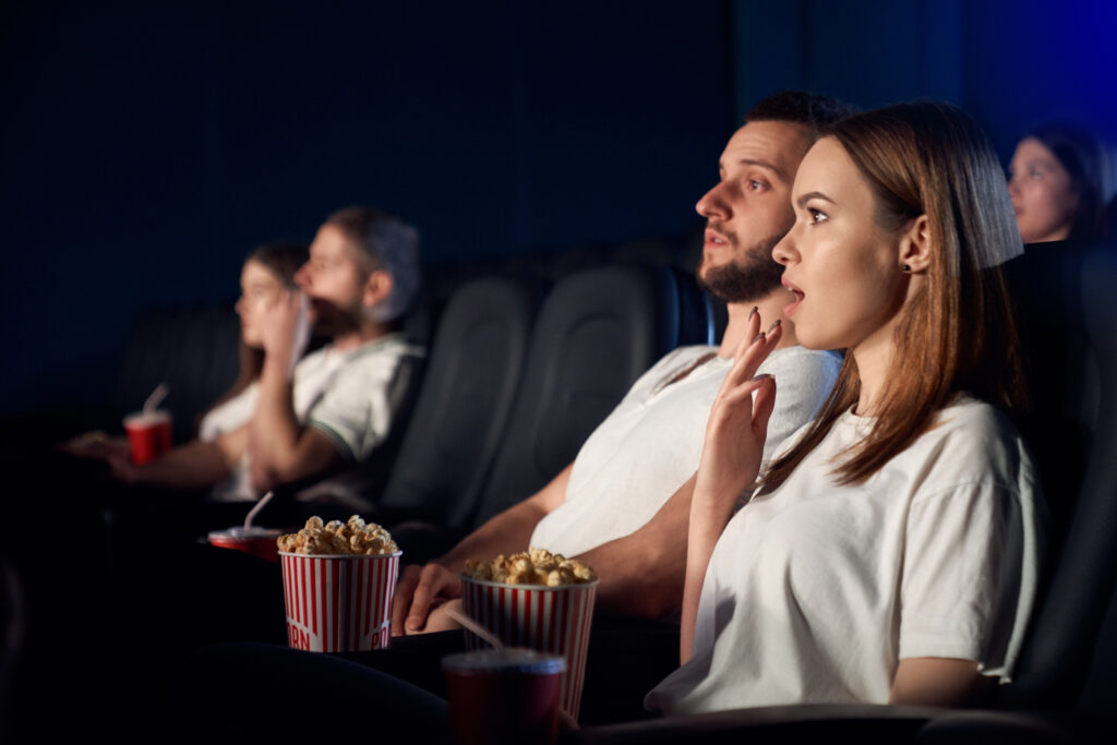 3 séries que ganharam um filme para encerrar a história 1 caucasian couple watching horror movie movie theater