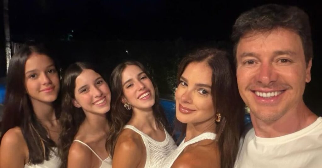 Vera Viel posa para selfie ao lado de Rodrigo Faro e das filhas Clara, Maria e Helena durante celebração de Ano Novo à noite