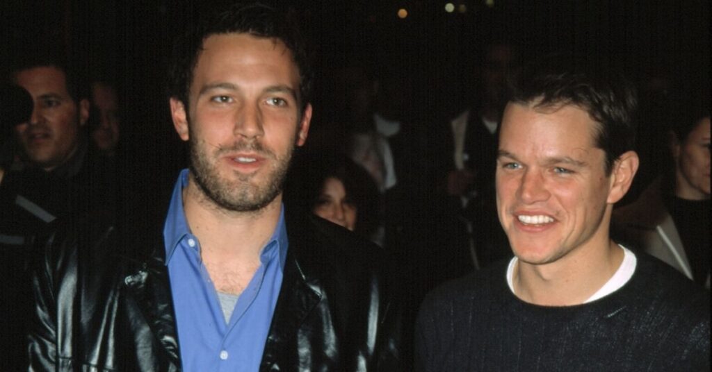 Matt Damon fala de amizade com Ben Affleck após crises: ‘Eu estava lá’ Matt Damon e Ben Affleck posam juntos em evento público no início da carreira, sorrindo para fotógrafos