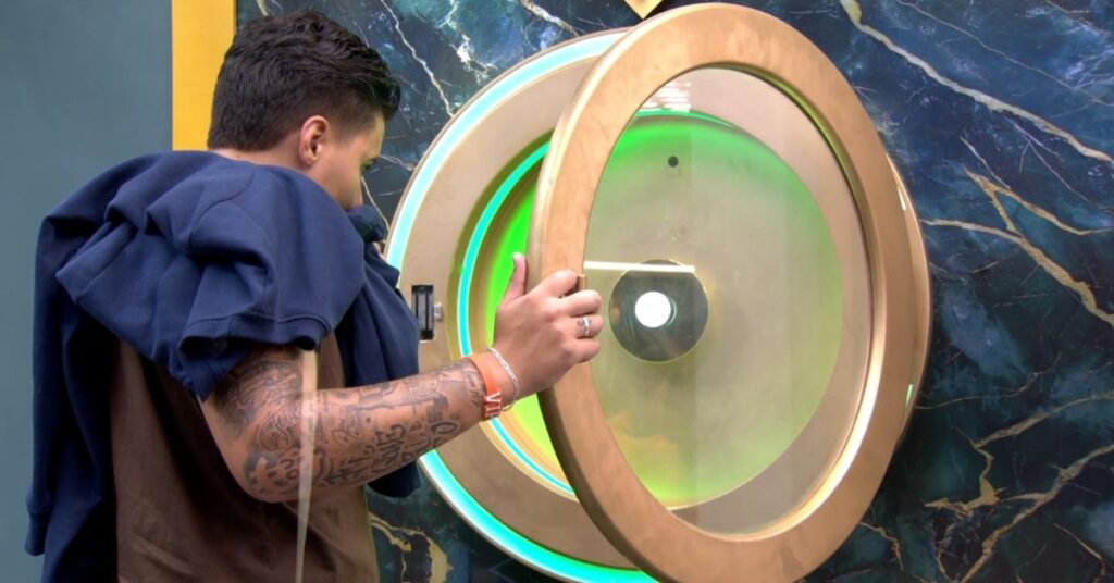 Pedro aperta o botão de desistência na sala do BBB 26 enquanto outros participantes observam