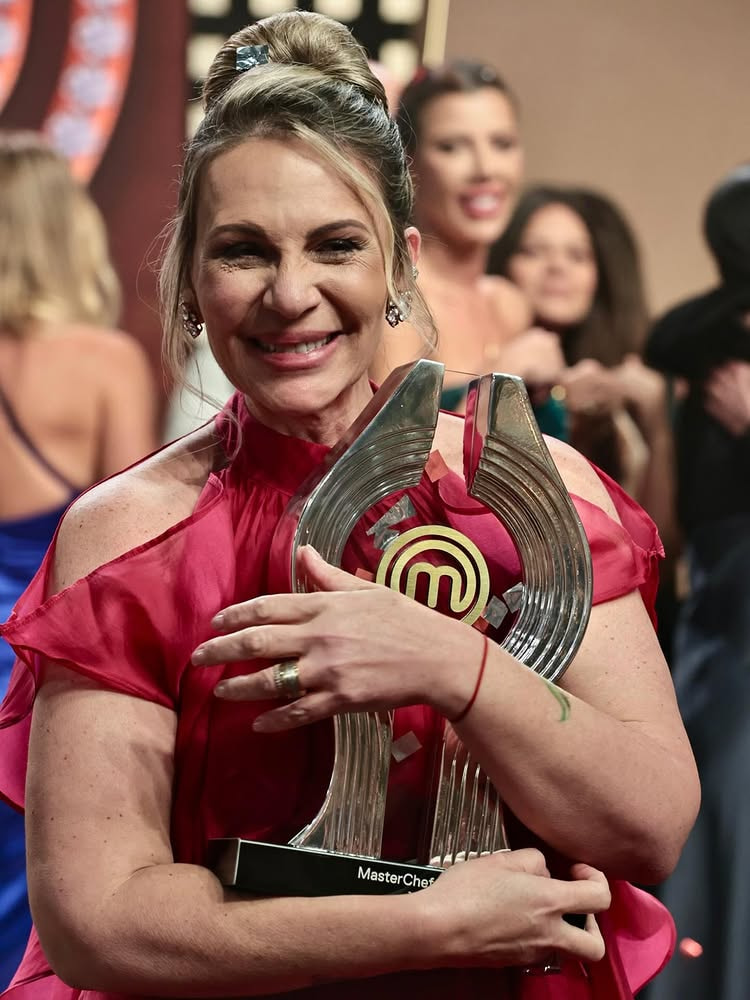Quem venceu os realities em 2025? Relembre os campeões do ano na TV 5 Daniela Costa segura o troféu do MasterChef Brasil sorridente, vestindo traje vermelho, em momento de comemoração após a final do programa.