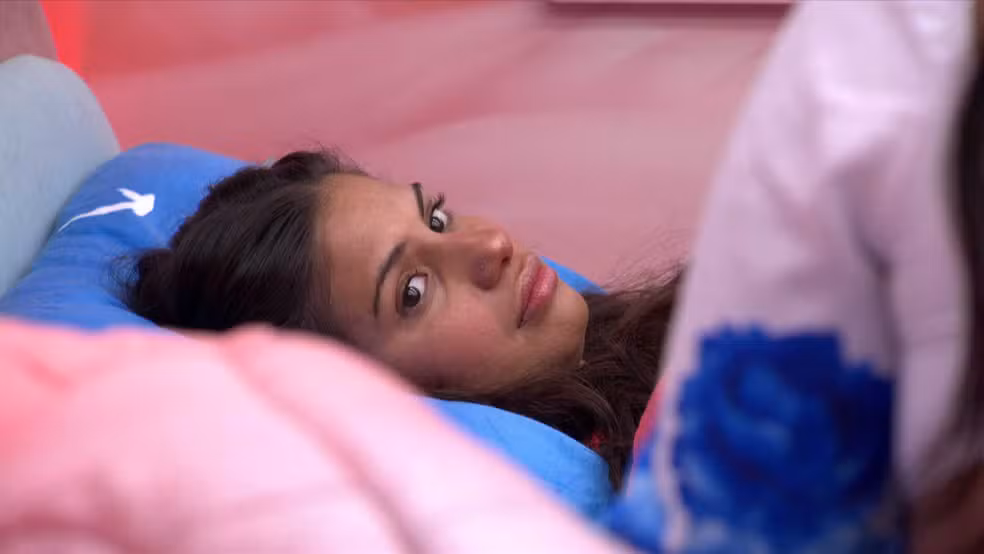 Gabriela olhando para o lado no BBB 26