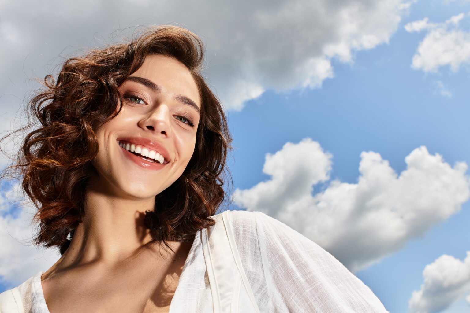 Verão 2026: 3 cortes que funcionam com o cabelo seco ao natural Mulher com cabelo ondulado seco ao natural e corte de verão, visual leve e com movimento que dispensa chapinha e secador