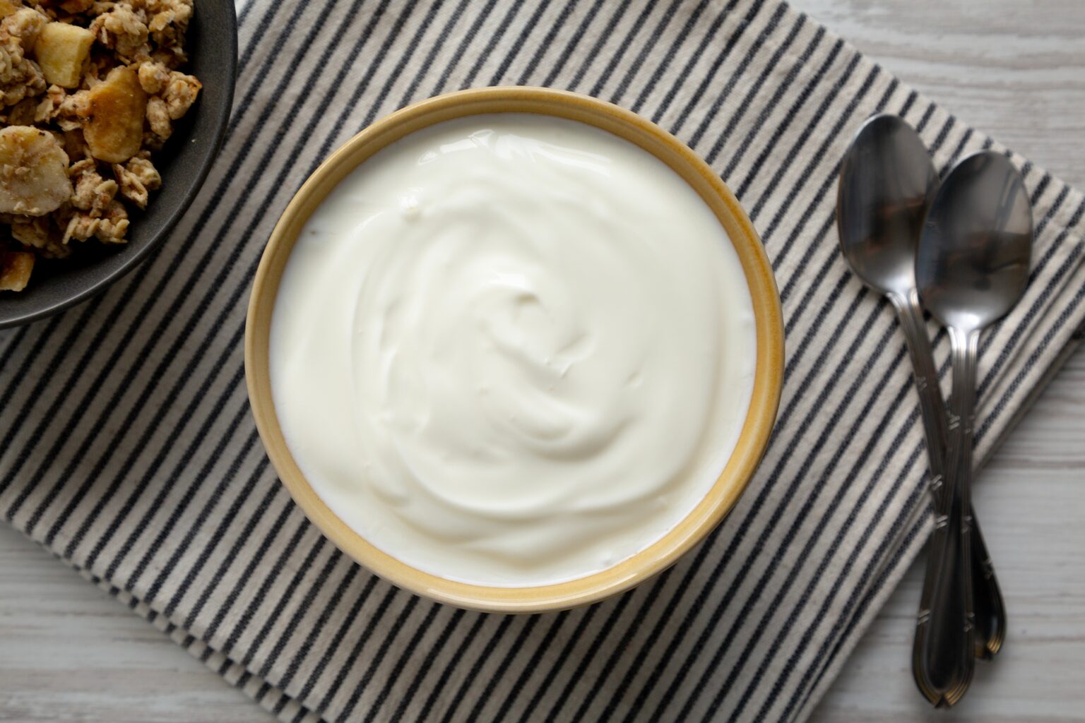 Iogurte caseiro que rende a semana toda e leva só dois ingredientes Iogurte natural caseiro cremoso servido em tigela, opção saudável e econômica para manter sempre na geladeira