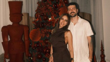 Namorado da Anitta: Quem é Ian Bortolanza e o que faz? Anitta e Ian Bortolanza posam juntos em evento com decoração natalina ao fundo