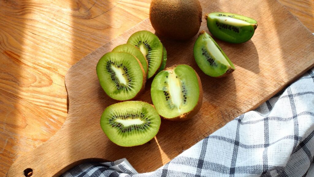 Kiwi ganha destaque por benefícios surpreendentes à saúde Kiwi ganha destaque por benefícios surpreendentes à saúde