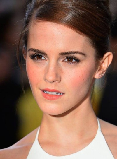 Emma Watson em evento de tapete vermelho, com vestido claro e cabelo preso, imagem que representa uma das celebridades que sumiram de Hollywood após reduzir participações no cinema.