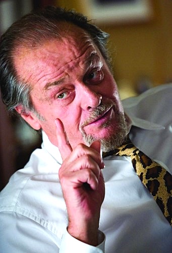 Jack Nicholson em cena de filme, usando camisa branca e gravata estampada, com expressão marcante, imagem que relembra uma das celebridades que sumiram das telas de Hollywood após décadas de sucesso.