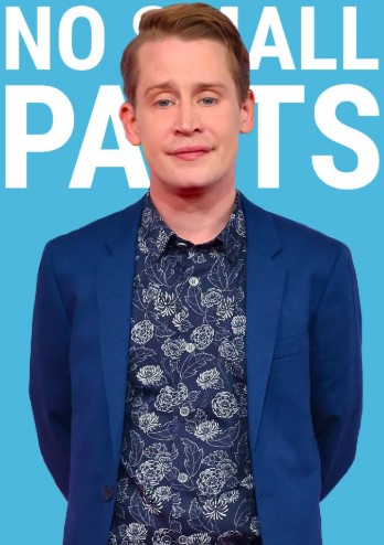 Macaulay Culkin posando em evento com blazer azul e camisa estampada, imagem que relembra uma das celebridades que sumiram de Hollywood após o sucesso mundial na infância.