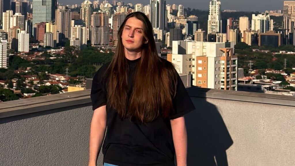 Felca posa em cobertura com vista para a cidade