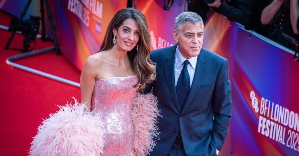 George Clooney adia aposentadoria e gera tensão no casamento; entenda George Clooney e Amal Clooney posam juntos no tapete vermelho do BFI London Film Festival