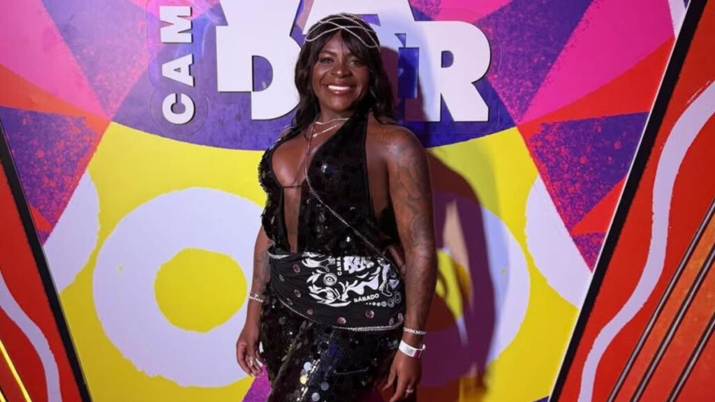 Jojo Todynho rebate boato após polêmica em trio de Bell Marques Jojo Todynho posa sorridente com look preto brilhante em evento de Carnaval em Salvador