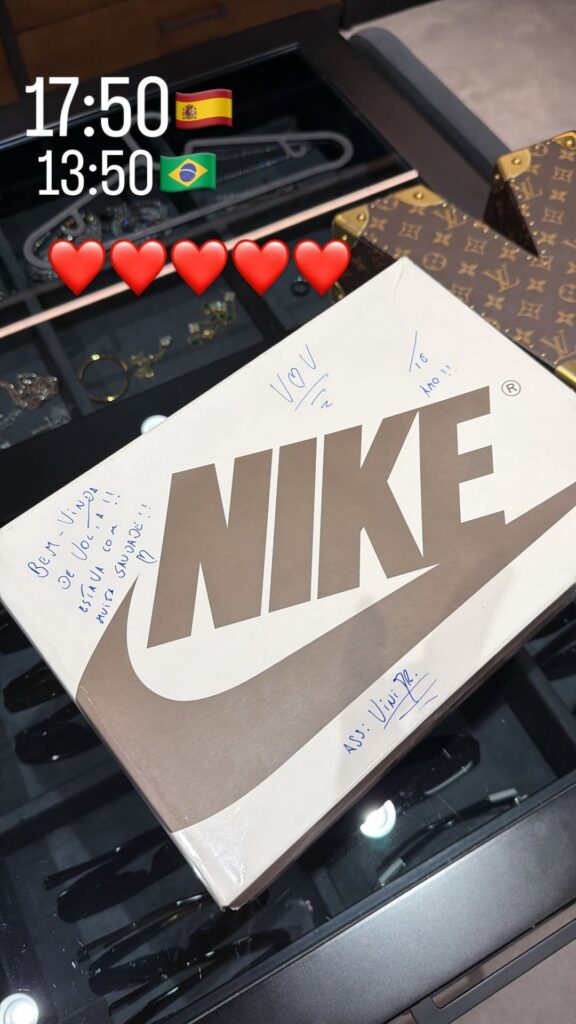Caixa de tênis Nike com declaração escrita à mão por Vini Jr. para Virginia Fonseca