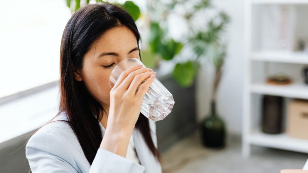 Nem 2 nem 3 litros: estudo aponta quantidade ideal de água por dia Nem 2 nem 3 litros: estudo aponta quantidade ideal de água por dia