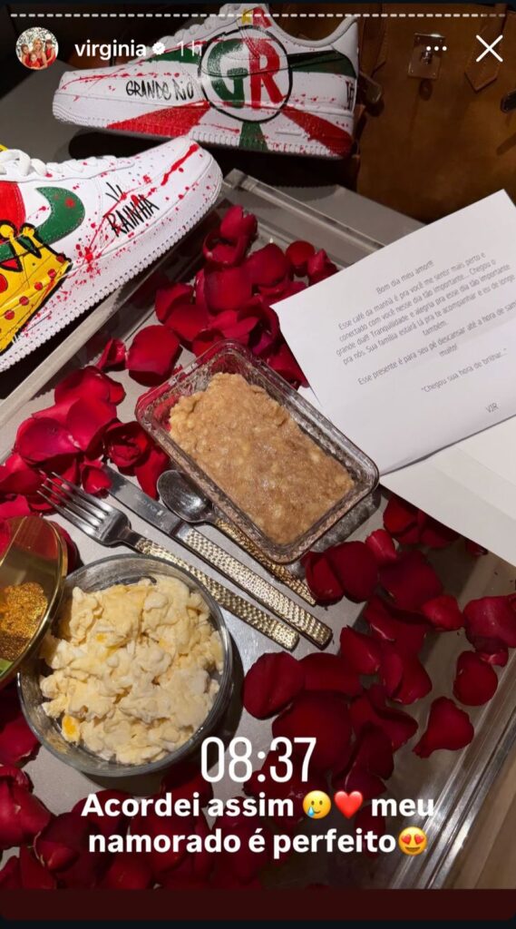 Bandeja com café da manhã, pétalas de rosa, bilhete e tênis personalizados sobre a cama. O presente foi uma surpresa de Vini Jr a Virginia Fonseca.
