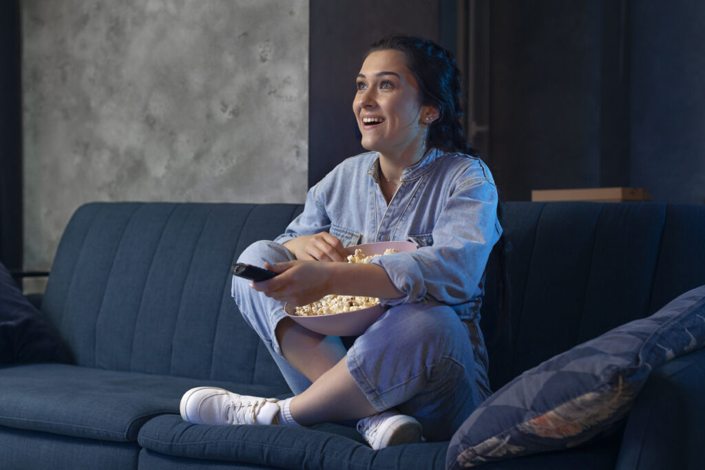 4 séries que receberam boas avaliações em janeiro e que não podem ficar longe do seu radar 1 young woman watching streaming service home