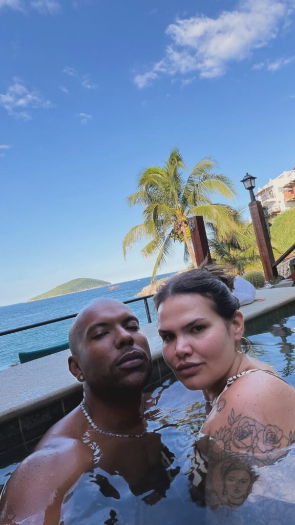 Thais Carla aparece de maiô em piscina à beira-mar durante viagem romântica com o marido Israel Reis em Arraial do Cabo, exibindo a silhueta após perder mais de 85 kg.