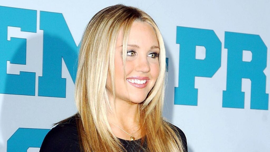 Amanda Bynes perde 16 kg, mostra novo visual e surpreende fãs Amanda Bynes com cabelo loiro liso e maquiagem leve posa sorrindo em evento com fundo azul