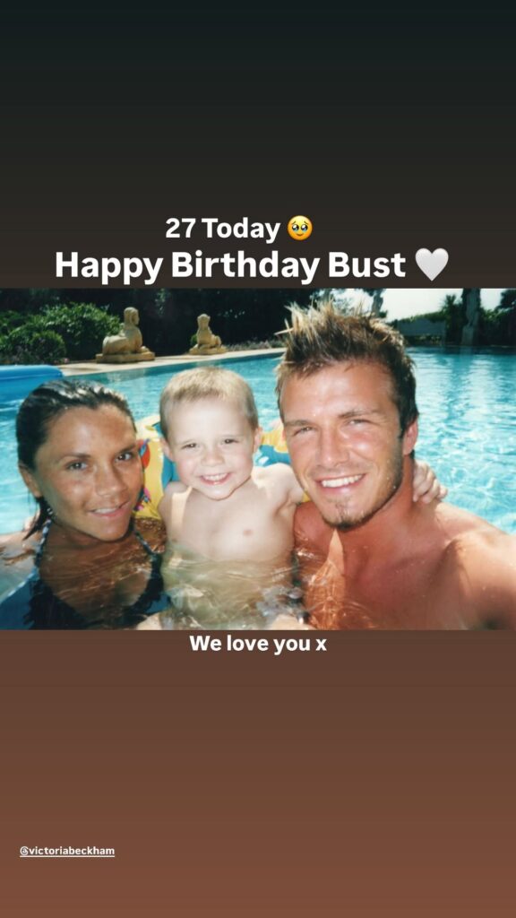 David e Victoria Beckham deixam recado a Brooklyn em meio à crise familiar 3 David Beckham e Victoria Beckham aparecem na piscina ao lado de Brooklyn ainda pequeno em foto antiga da família