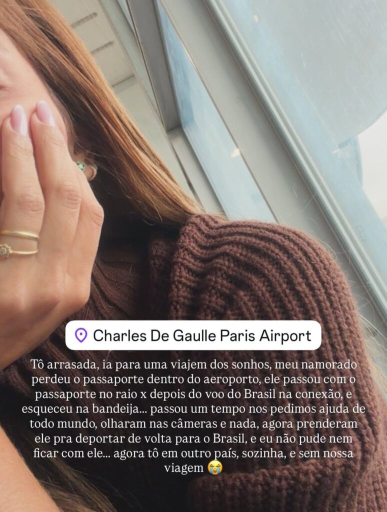 Hariany Almeida cobre parte do rosto com a mão em foto no aeroporto Charles de Gaulle, com texto de desabafo sobre perda de passaporte na imagem