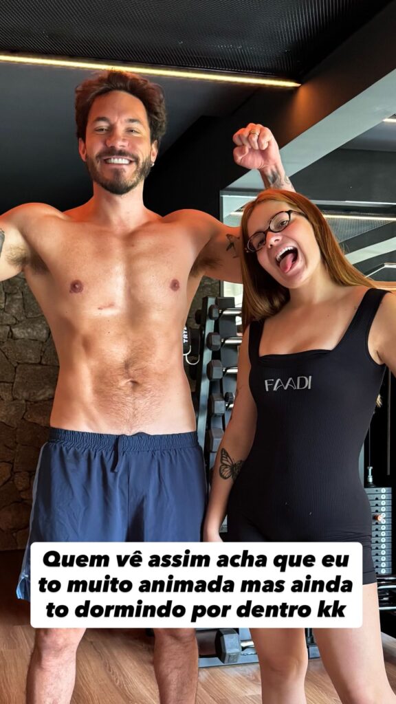 Eliezer posa sem camisa exibindo novo shape ao lado de Viih Tube durante treino na academia da mansão em São Paulo.