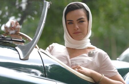 Ana Paula Arósio caracterizada em cena de época dentro de um carro clássico ilustrando famosos que mudaram de carreira no entretenimento.
