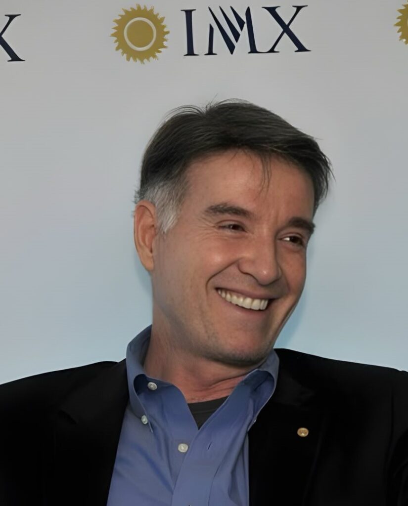 Famosos que perderam tudo: 10 celebridades que enfrentaram crises financeiras e deram a volta por cima 3 Eike Batista sorrindo em evento corporativo representando famosos que perderam tudo