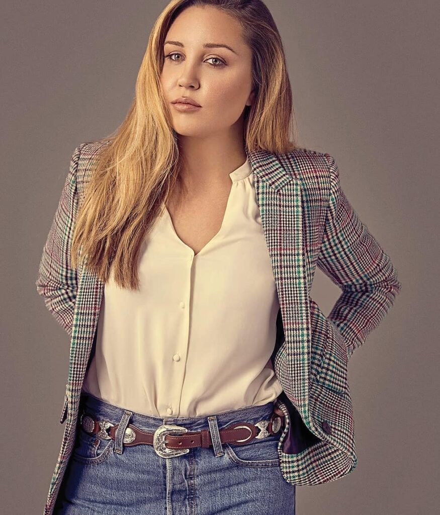 Famosos que perderam tudo: 10 celebridades que enfrentaram crises financeiras e deram a volta por cima 4 Amanda Bynes com blazer e jeans representando famosos que perderam tudo