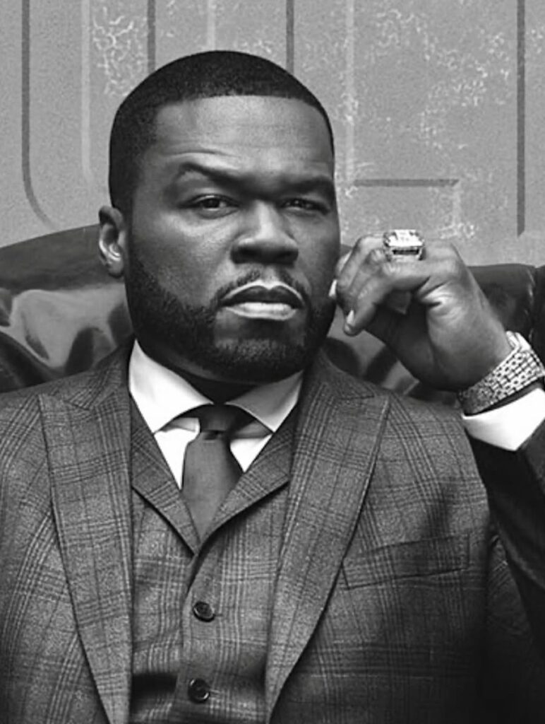Famosos que perderam tudo: 10 celebridades que enfrentaram crises financeiras e deram a volta por cima 5 50 Cent de terno em foto preto e branco representando famosos que perderam tudo