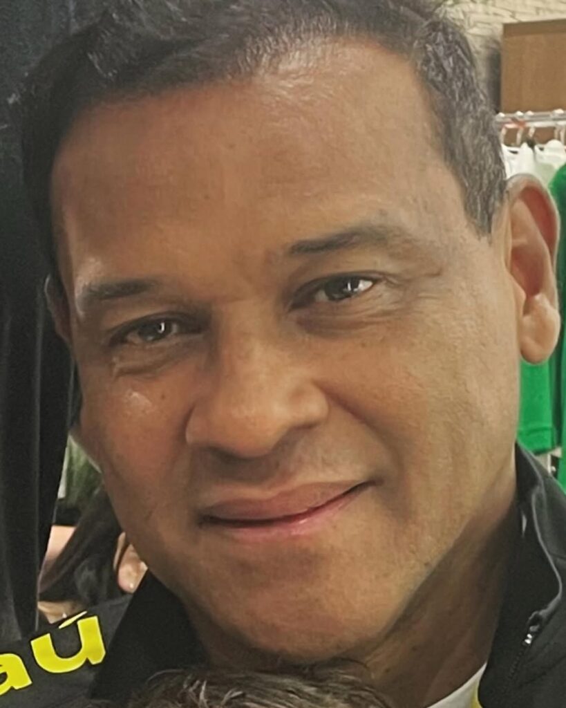 Famosos que perderam tudo: 10 celebridades que enfrentaram crises financeiras e deram a volta por cima 8 Müller sorrindo em foto em close representando famosos que perderam tudo