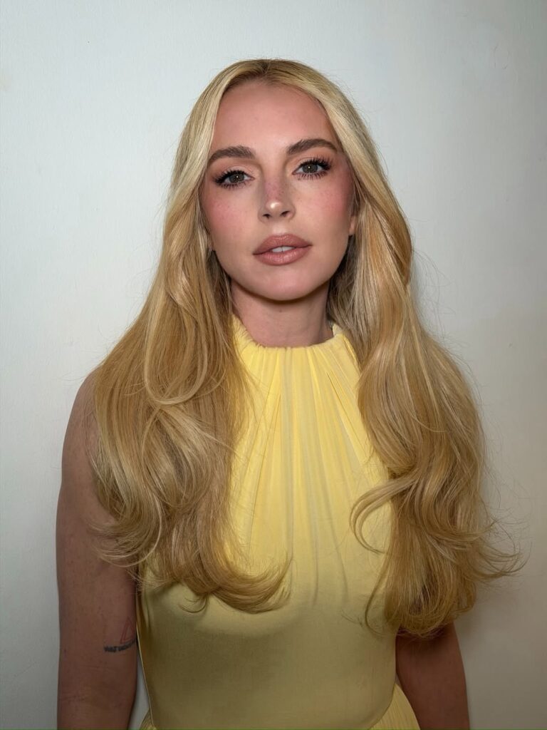 Famosos que perderam tudo: 10 celebridades que enfrentaram crises financeiras e deram a volta por cima 9 Lindsay Lohan com vestido amarelo representando famosos que perderam tudo