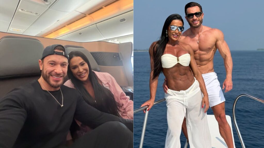 Gracyanne Barbosa aparece ao lado do namorado Gabriel Cardoso em duas fotos. À esquerda, o casal sorri sentado lado a lado dentro de um avião. À direita, posam abraçados em um barco, usando roupas brancas e óculos escuros, com o mar ao fundo.