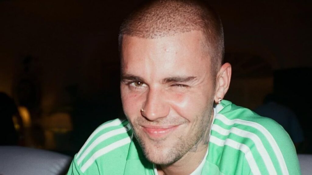 Justin Bieber aparece sorrindo e piscando para a câmera em foto recente,